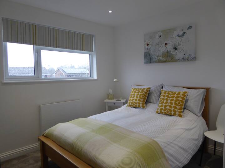 Clean comfy double room with quality bed linen, sumptuous duvet and pillows for a quality nights sleep zzzzzzzzzzzzz