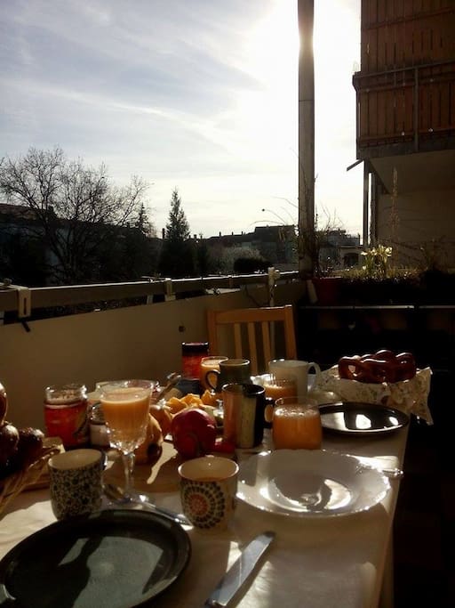 Balkon zum sonnigen Frühstücken