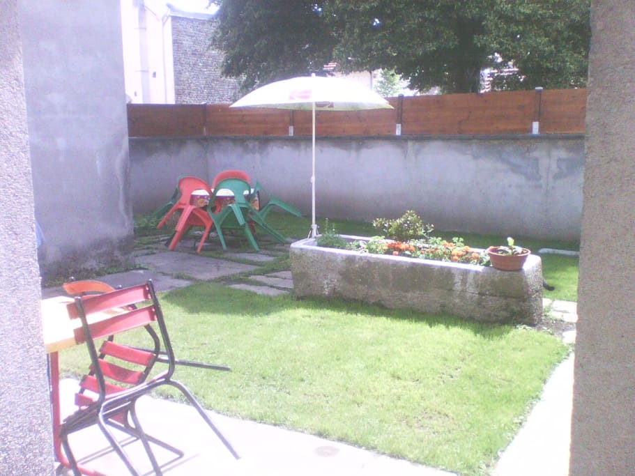 Jardin à l'arrière de la maison