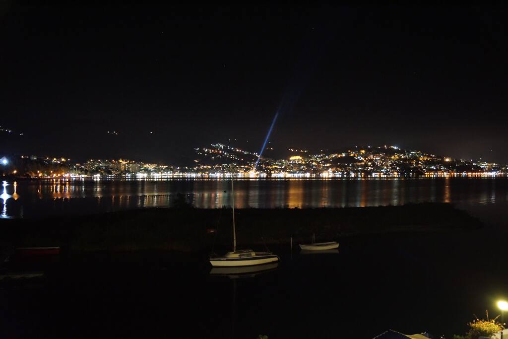 Blick vom Balkon bei Nacht