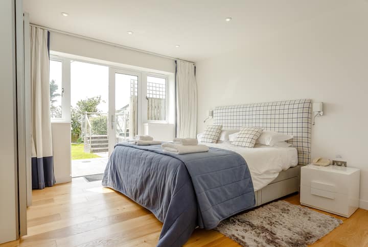 Super king sized double with en suite shower room & access to the garden