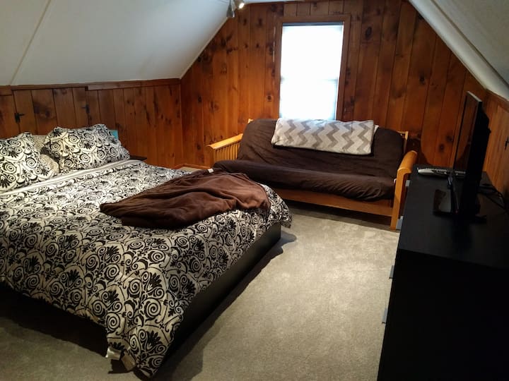 ชั้นบนห้องนอนขนาดใหญ่ 1 - เตียงขนาดควีนไซส์พร้อมฟูกขนาดใหญ่ 