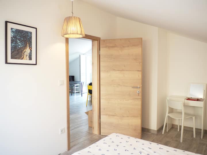 Kuna hata meza ya urembo! Si kwamba unahitaji moja, labda tu kuangalia haraka kabla ya kwenda nje ...