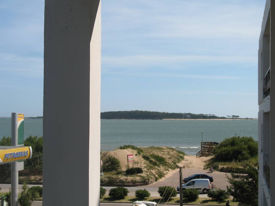Vista hacia la playa e isla natural, a 50 metros.