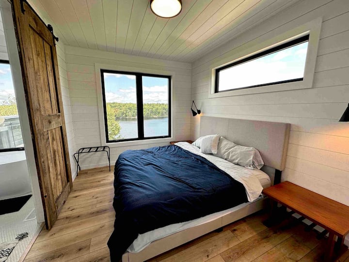 Основна спалня. Легло тип Кинг и прекрасна гледка със самостоятелен спа център като баня. 