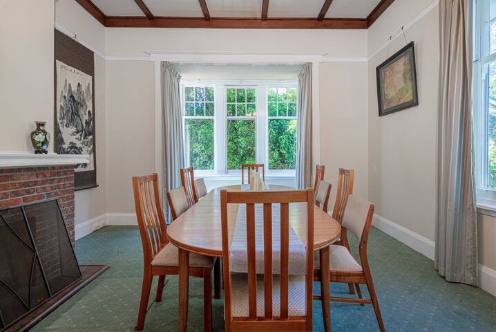 Well-located Home- inc King Master, 2 Queen Rooms gallery image 5