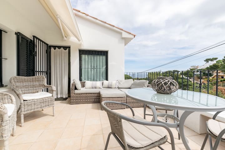 FLOR DE LIS – Pool, 10 min. walk to beach & bars gallery image 5