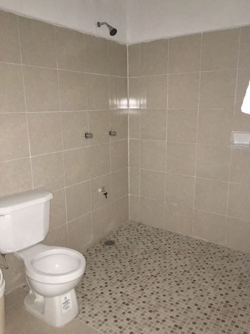 Baño completo y amplio