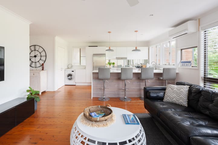 Pittwater View – Coastal Beach house with spa