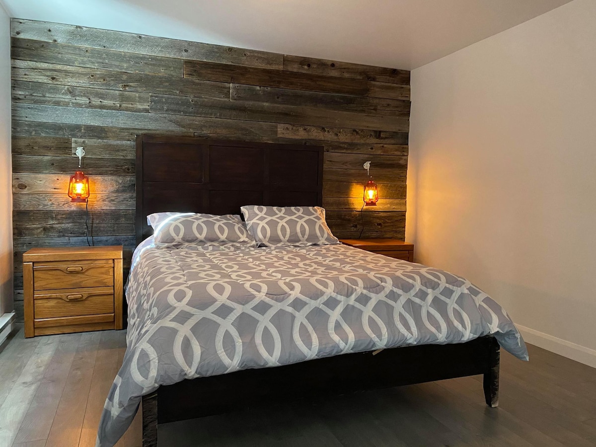 De hoofdslaapkamer is ruim en comfortabel met een 60inch bed