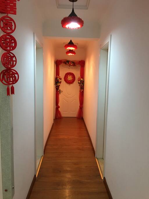 走廊红色霓虹