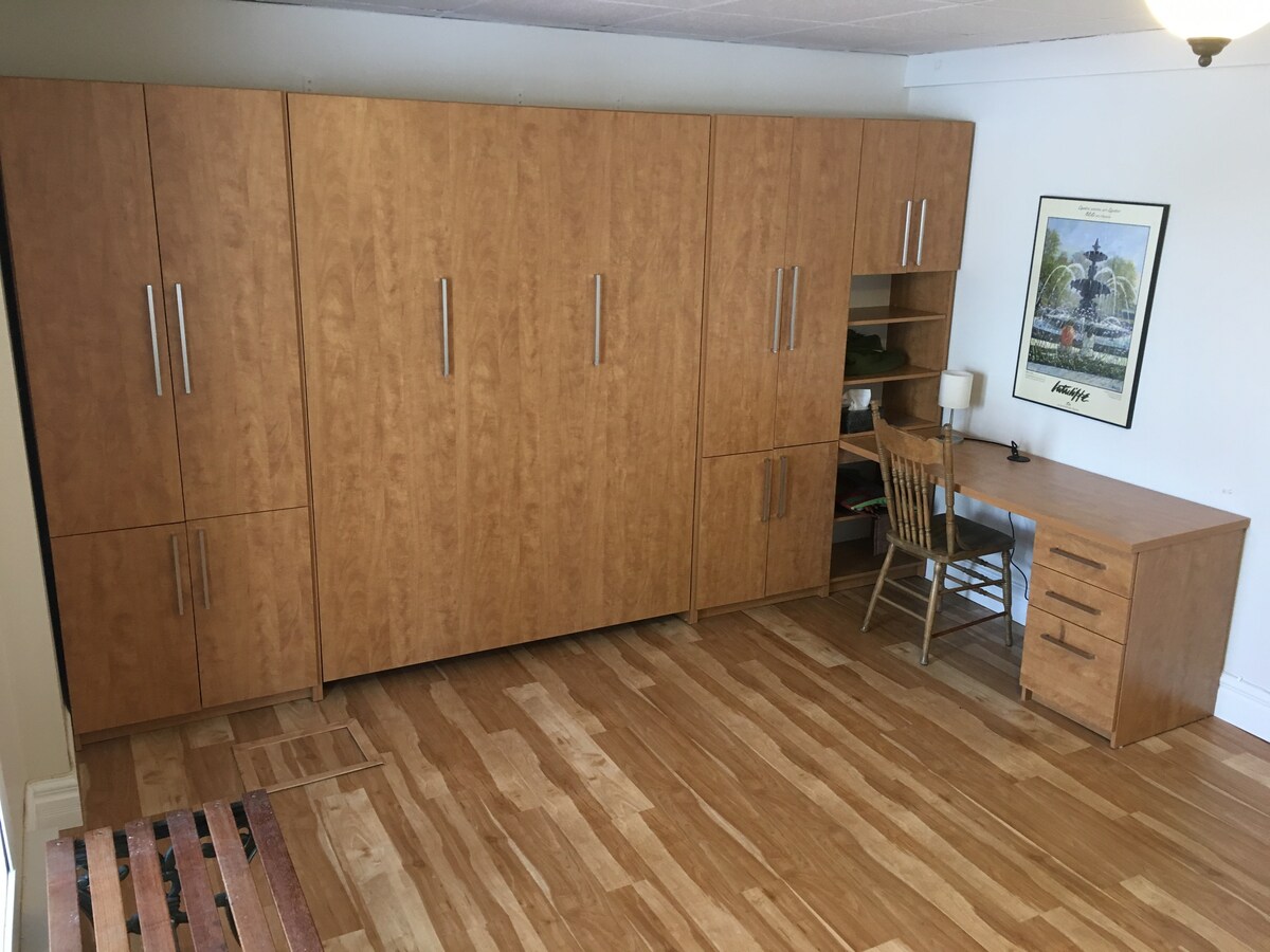 חדר שינה מס ':2, מיטה נפתחת זוגית ומיטת יחיד נפתחת
שולחן כתיבה מוגדר כך שיהיה קל יותר לעבוד מרחוק 