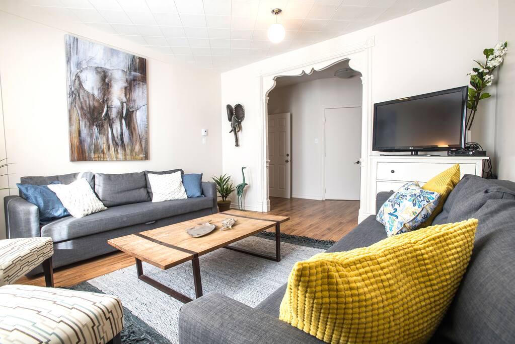 Large living room with Cable HD TV and Netflix