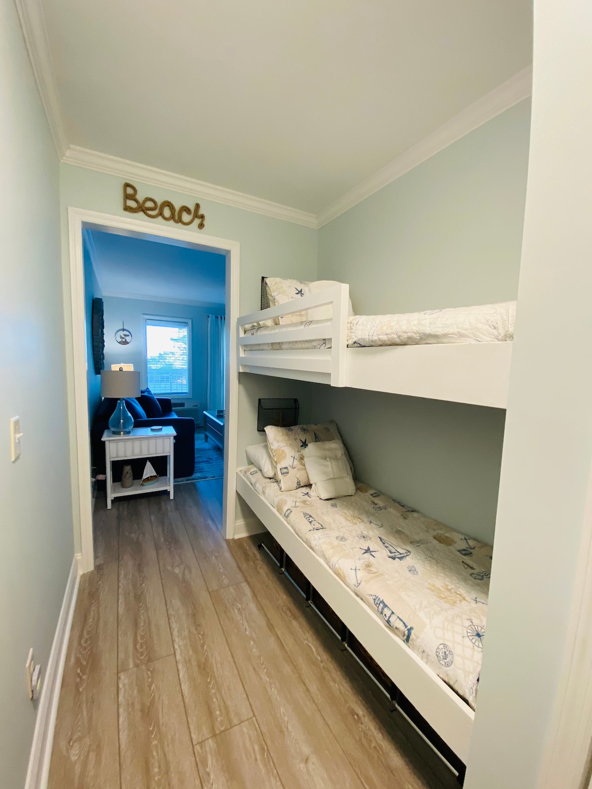 מיטות קומתיים במסדרון לאזור שינה נוסף לילדים