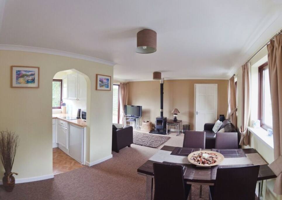 Lounge & Dining Area