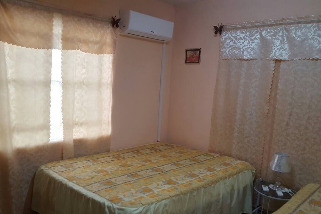 Se observa el interior de la habitacion con una decoracion muy acogedora y se muestra una de las camas y el split.
