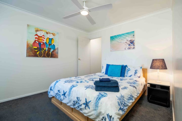 Walk to Casino, Pacific Fair & Beach 2 Bed T’House