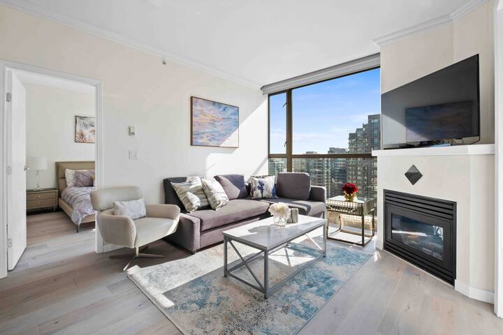 BEAUTIFUL CONDO HEART OF DOWNTOWN +free parking gallery image 2