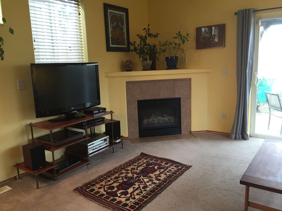 Flat screen TV, gas fireplace