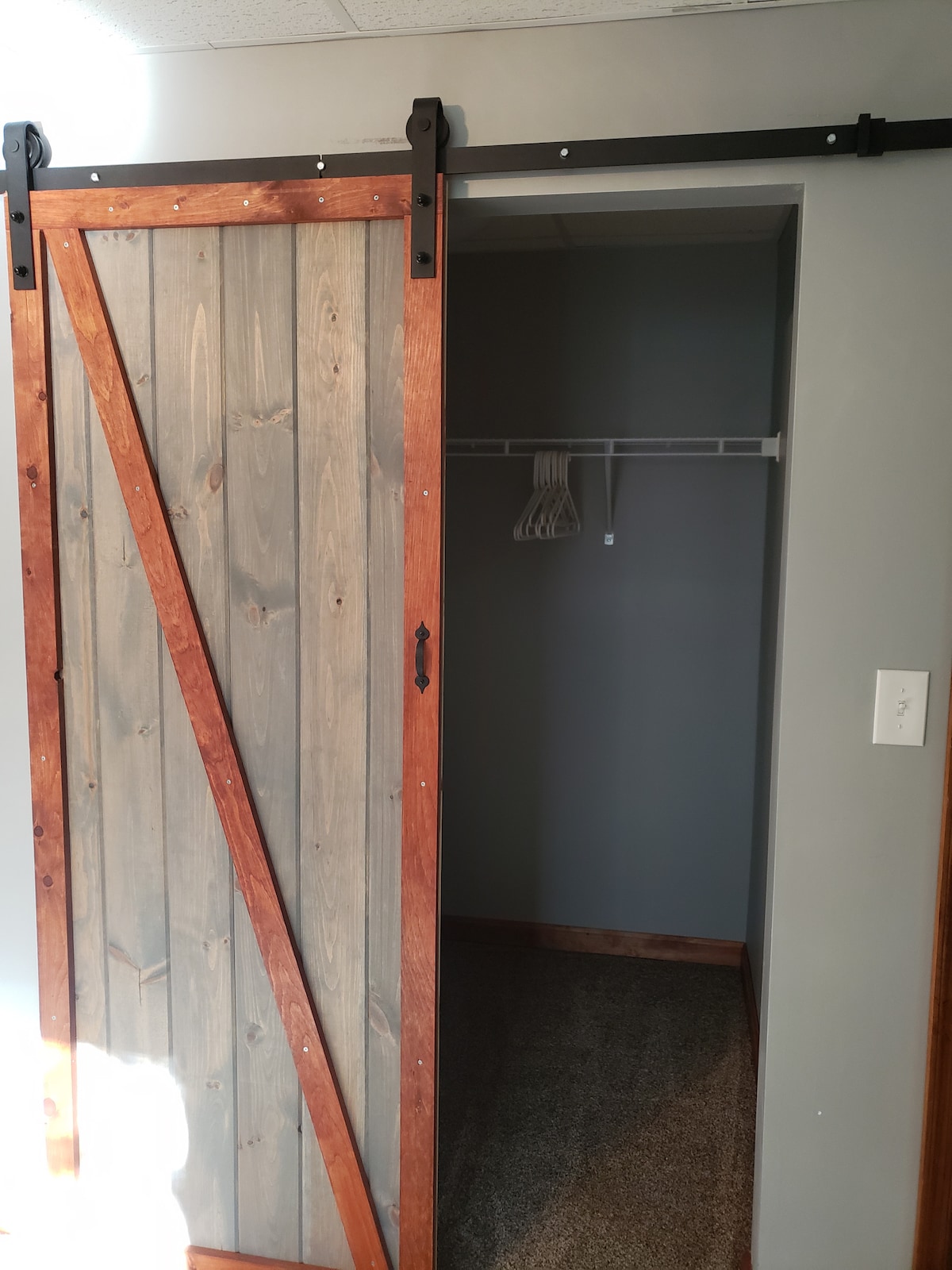 Საძინებელი 1 გთავაზობთ დედოფლის ზომის საწოლს 2 ღამის გასათევი ბეღელში, ოთახის სტილის დეკორით ორი კარადა, 1 მაგიდა და საგარდერობო ოთახი. Ეს არის კუთხის საძინებელი 2 დიდი ფანჯრით, რომელიც ბუნებრივ განათებას იძლევა.