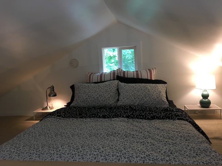 Sleeping loft with queen size bed 