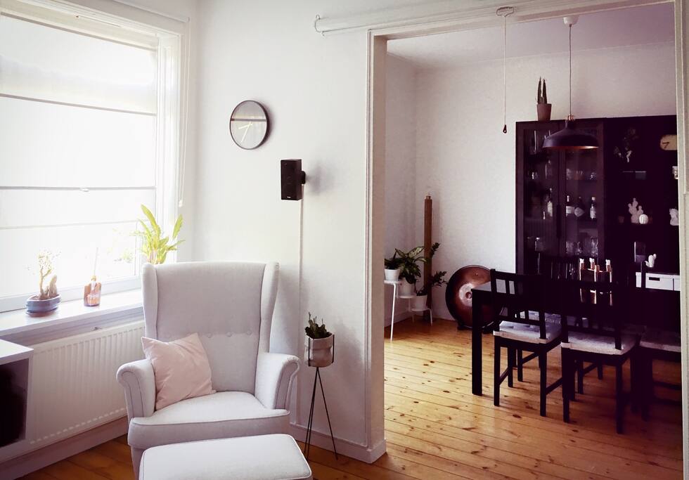 Wohnzimmer und Esszimmer.