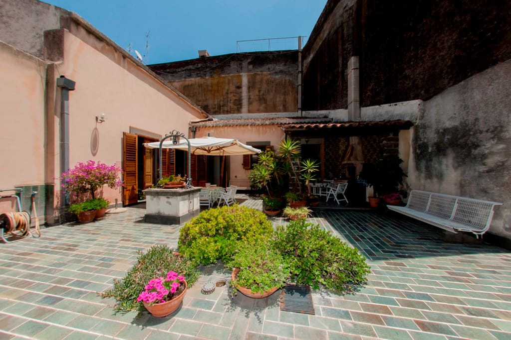 Sicilian terrace of the old noble residences. At the center of the terrace he was used to organize lunch and dinner. In Sicily thanks to the sun, everything is possible!