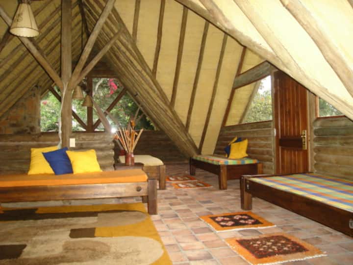 Alcoba 3号位于二楼 它有6张单人床，可转换成双人床。