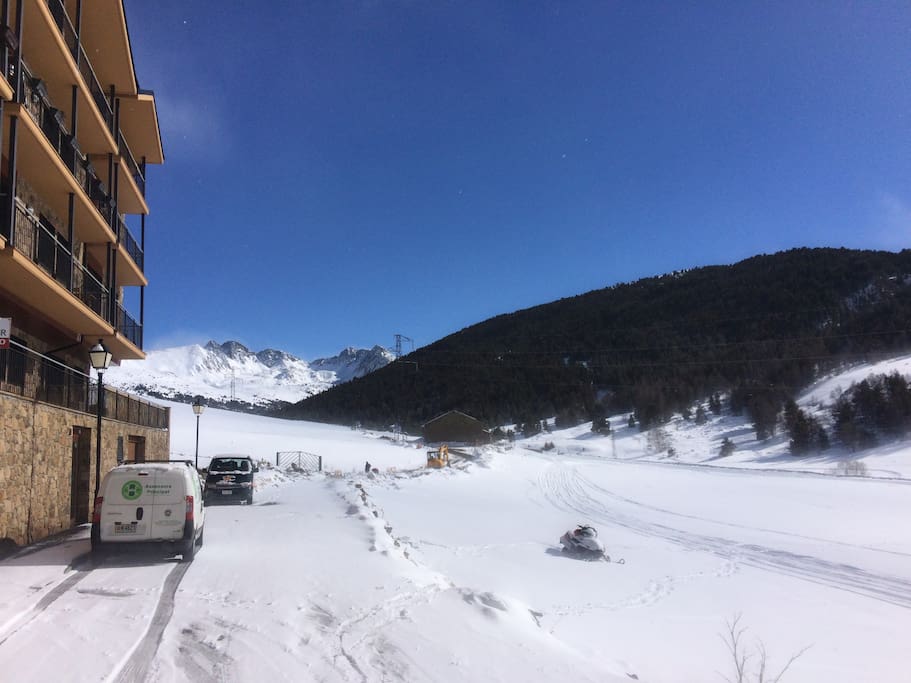 chute de neige de la nuit. la route est dégagée vers 9h du matin...