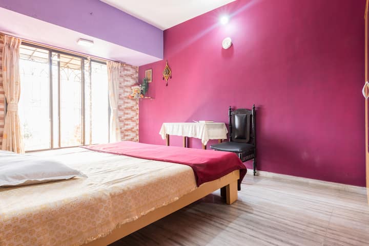 Spacious room near Oberoi Mall (Woman Only)