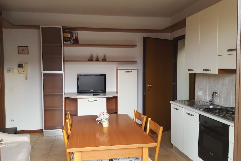 Cucina con piano cottura attrezzato per una lunga permanenza con divano letto,per il 3° ospite