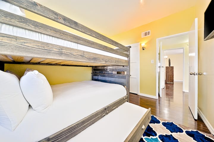 Dormitorio #3: Sistema de literas con cama doble, cama doble y cama doble nido. TV DVD.