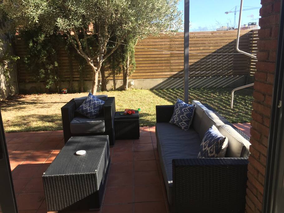 Outdoor area with table for 6