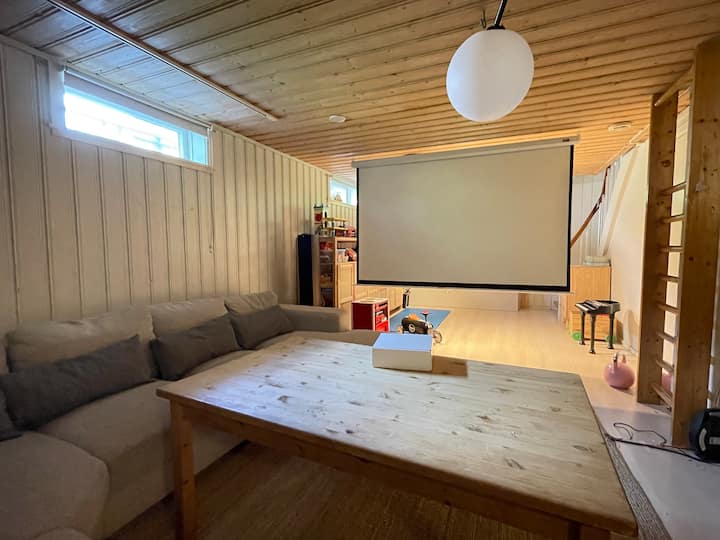 Veľké plátno na sledovanie filmov (appleTV) 
Veľa hračiek, kníh, možností cvičenia a pracovný priestor