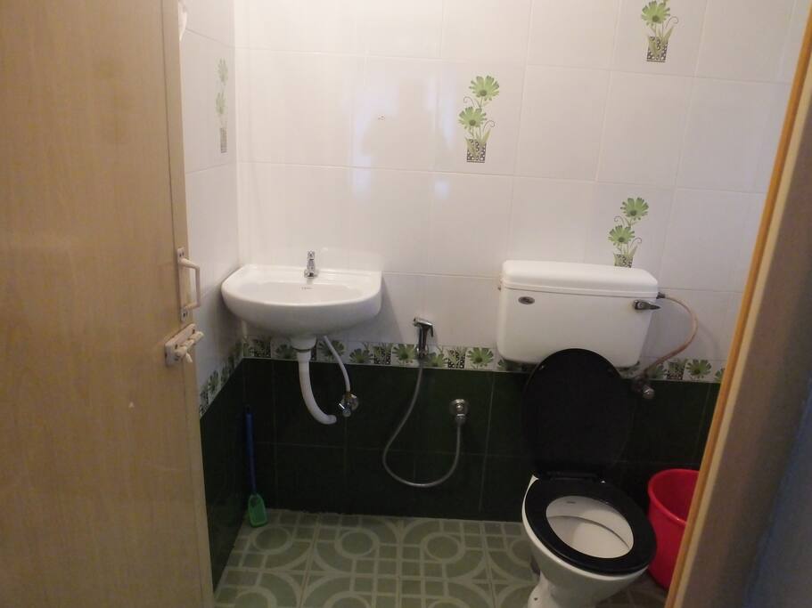 Another view of the western style attached toilet showing the wash basin