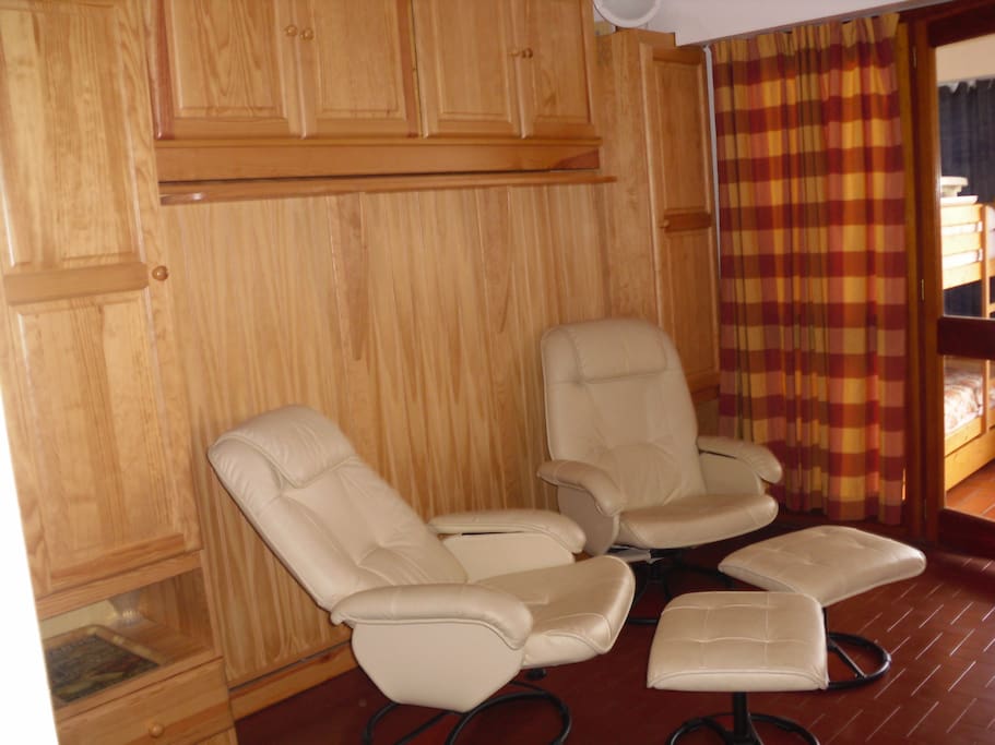 Pièce principale, fauteuils et lit pont