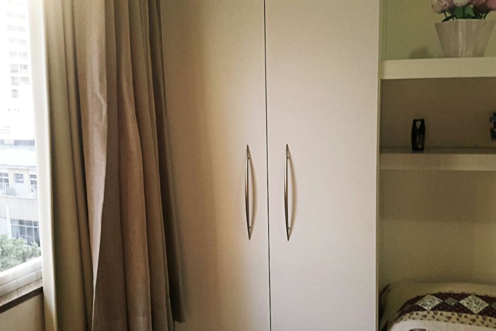 Armário do quarto parcialmente cedido para o hospede