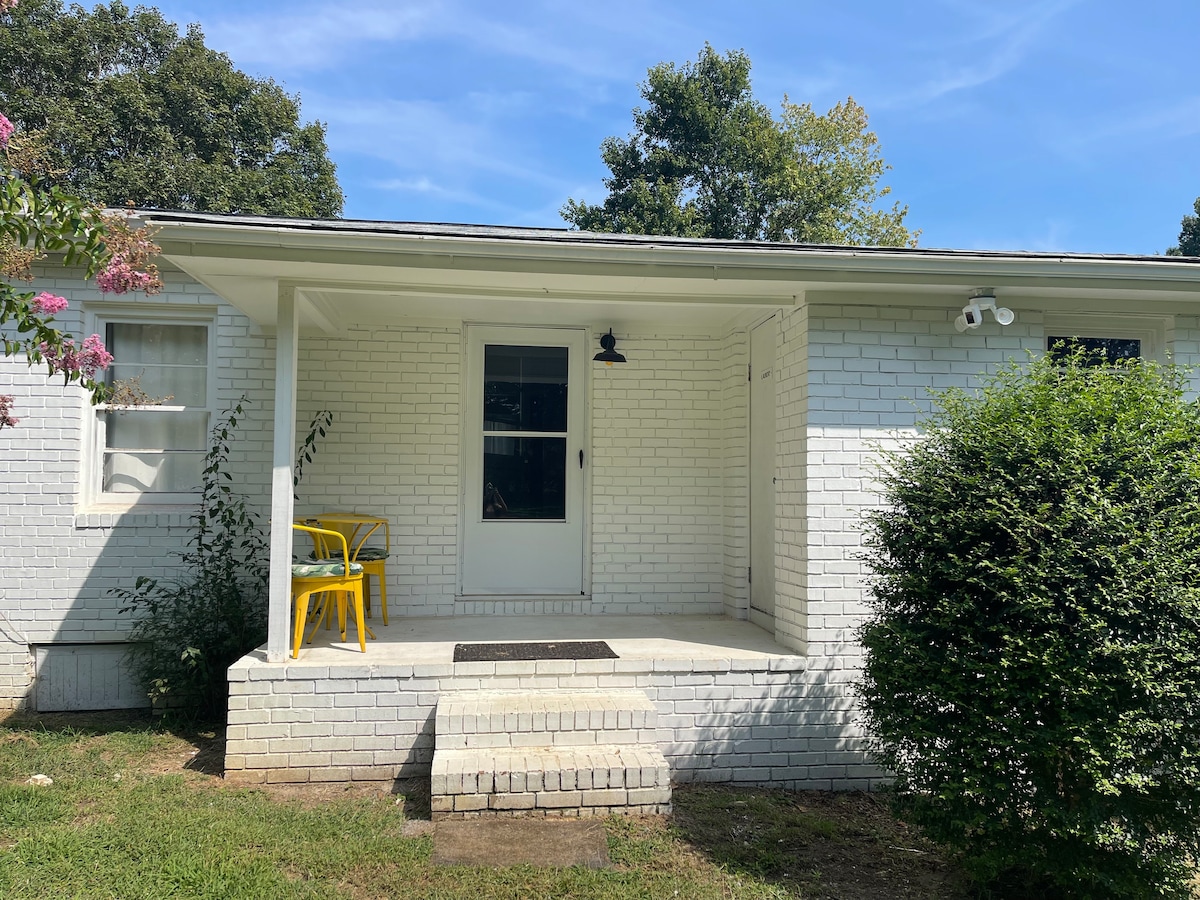 Walk to restaurants and downtown events!