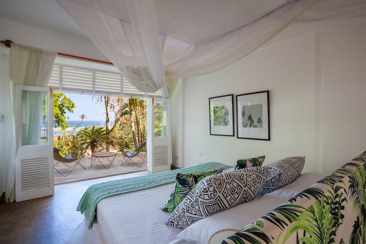 Double bed with seaview and ensuite bathroom
