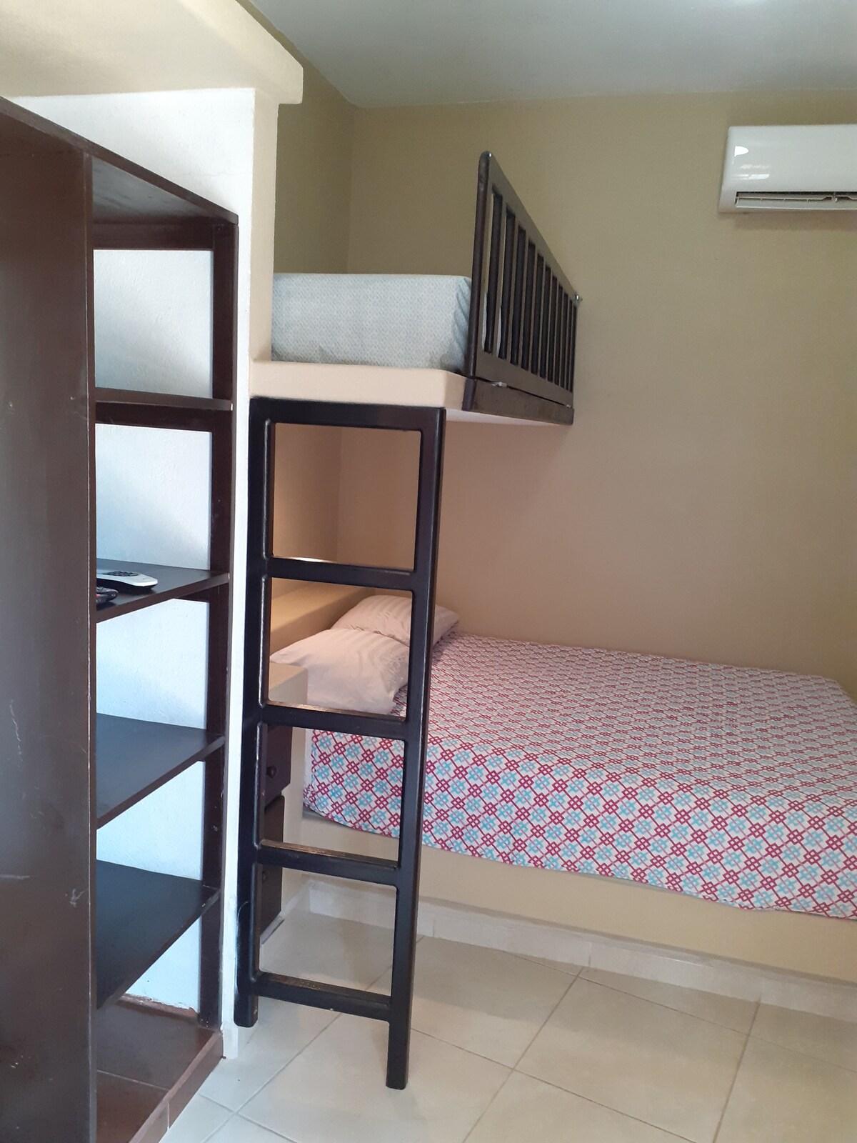 Ovo  je prostor u kojem se nalazi bračni krevet i krevet za  jednu osobu na katu.  