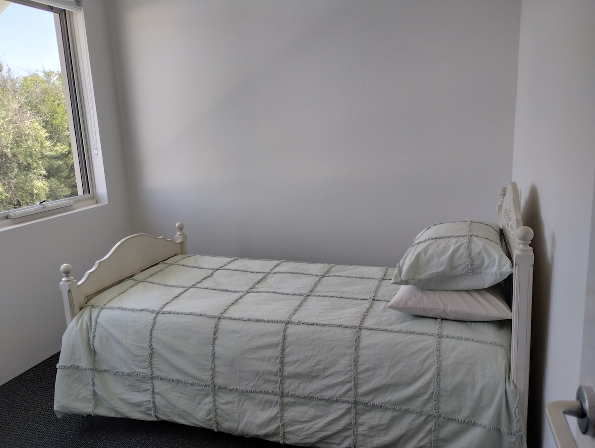 غرفة نوم ثانية في الطابق العلوي. مبنية في الرداء والمرآة.