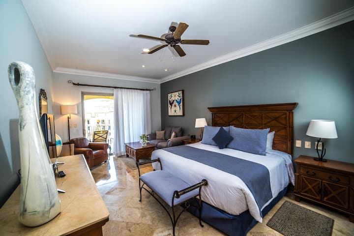 เตียงคิงไซส์หรูหราในห้องนอนใหญ่พร้อมวิวทะเลพื้นที่นั่งเล่นแยกต่างหาก 2 ห้องและทีวี HD ขนาด 60 นิ้ว พื้นที่อยู่อาศัยทั้งหมดได้รับการตกแต่งใหม่ในปี 2019