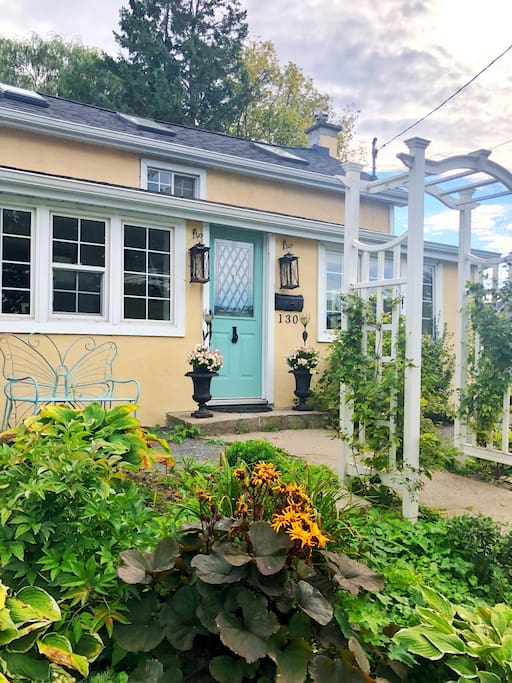 Custard Cottage Steps To Cobourg Beach. Houses for Rent in Cobourg