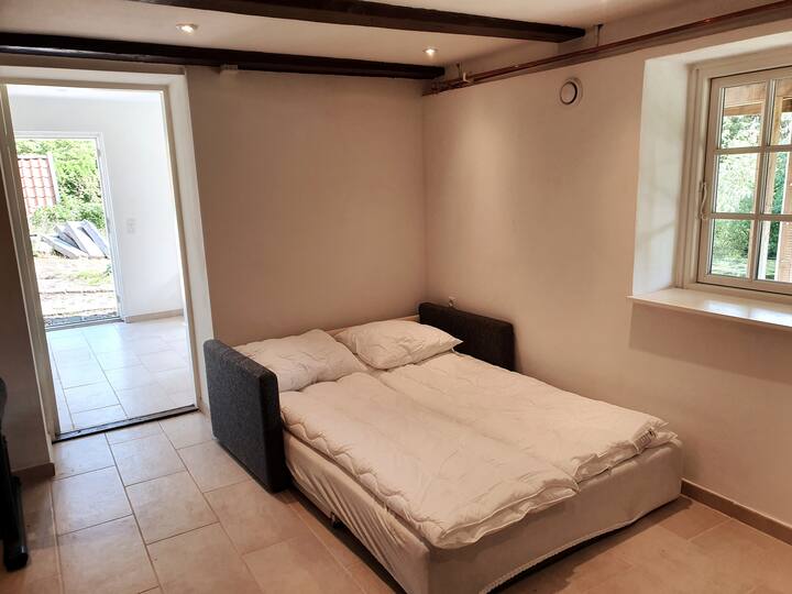 Spavaća soba 6: Bračni krevet. U sobu se može ući kroz zasebna vrata.