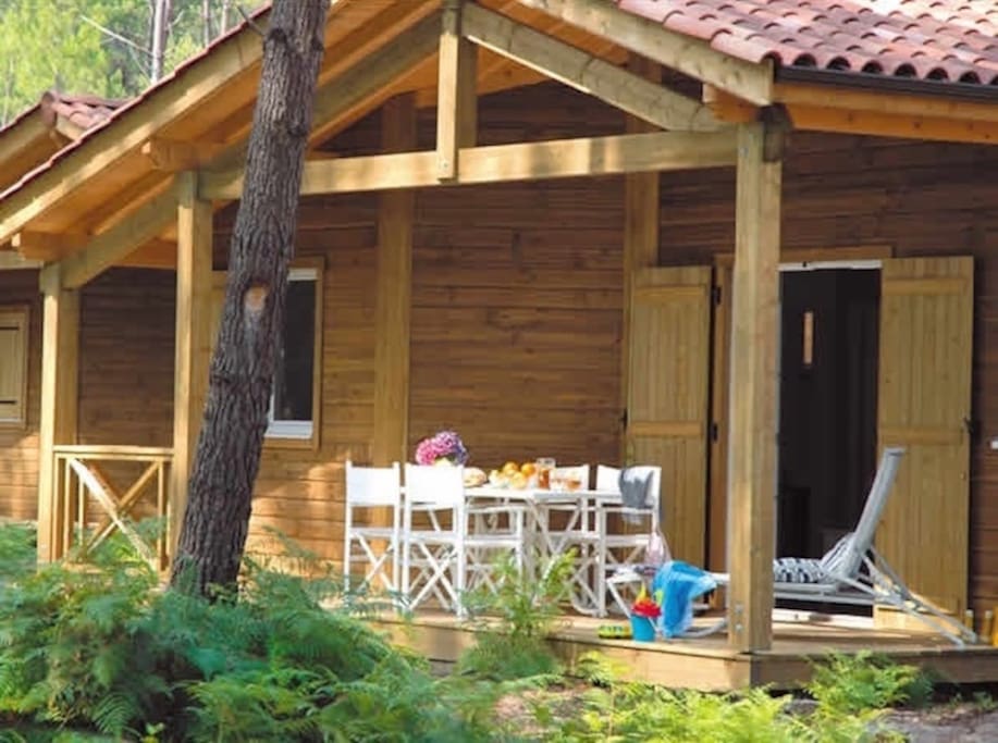 Le cottage dispose d'une terrasse couverte
