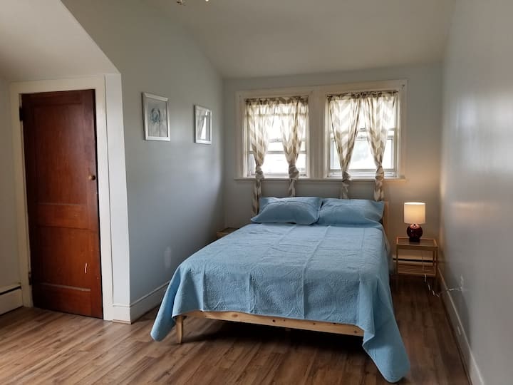 1号卧室包括一张双人床、衣橱和抽屉柜。