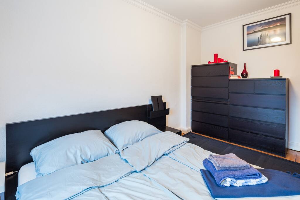 Bed Room with cozy Twin Bed /
Schlafzimmer