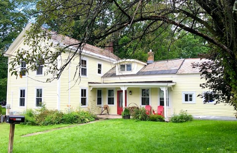 Charming anytime getaway cottage in Vermont!