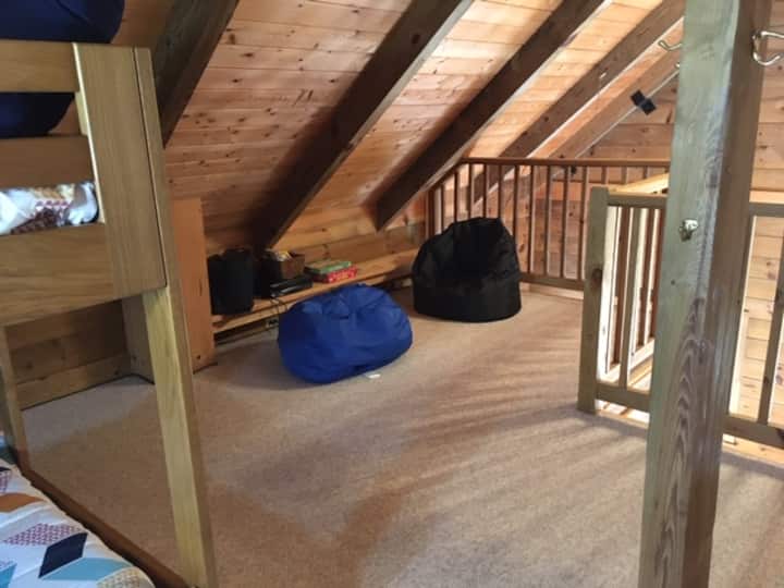 ლოფტი პარკ‑სკამებით, პატარა ტელევიზორითა და ვიდეომაგნიტოფონით, საბავშვო წიგნებით.  