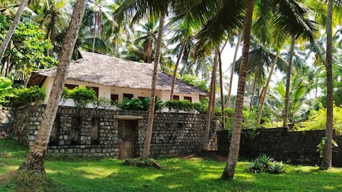 Bamboo & Hibiscus Beach Villa (2 double room)